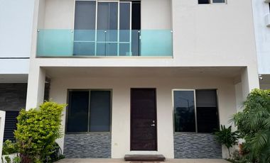 Casa en Renta en  Arbolada, de 2 niveles y terraza amplia en 3er piso