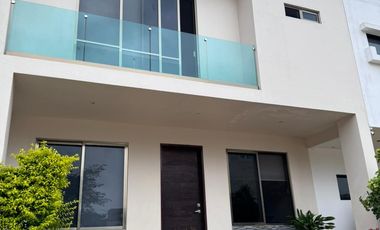 Casa en Renta en  Arbolada, de 2 niveles y terraza amplia en 3er piso