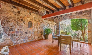 Casa Capilla de Piedra, Arquitectura excepcional en una ubicación privilegiada