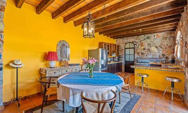 Casa Capilla de Piedra, Arquitectura excepcional en una ubicación privilegiada