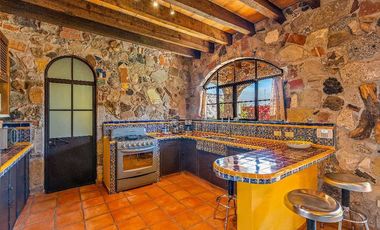 Casa Capilla de Piedra, Arquitectura excepcional en una ubicación privilegiada