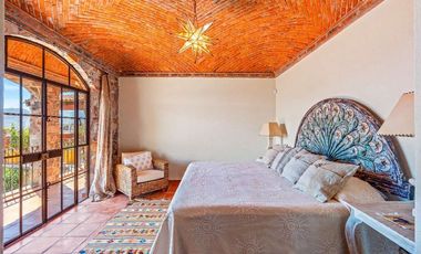 Casa Capilla de Piedra, Arquitectura excepcional en una ubicación privilegiada