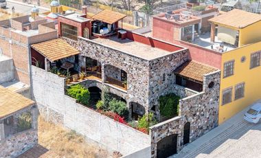 Casa Capilla de Piedra, Arquitectura excepcional en una ubicación privilegiada