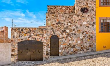 Casa Capilla de Piedra, Arquitectura excepcional en una ubicación privilegiada