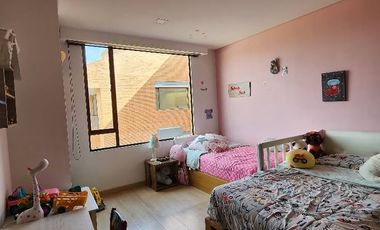 Rento PETH HOUSE 147 mts,  SIN MUEBLES  CHIA AVENIDA CHILACOS, 3 habitaciones, 4 baños, sala comedor, cocina, lavanderia, 2 terrazas, bbq, 2 parqueade