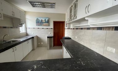 CIUDADELA URDESA ALQUILO PRECIOSA Y AMPLIA VILLA DOS PLANTAS, SIETE DORMITORIOS, FULL ACABADOS