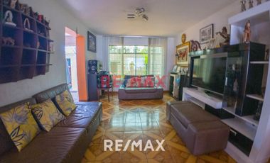 Se Vende Casa Primer Piso De 181M2 (incluye Triplex En Patio Interno), San Juan de Lurigancho
