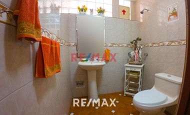 Se Vende Casa Primer Piso De 181M2 (incluye Triplex En Patio Interno), San Juan de Lurigancho