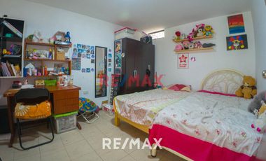 Se Vende Casa Primer Piso De 181M2 (incluye Triplex En Patio Interno), San Juan de Lurigancho
