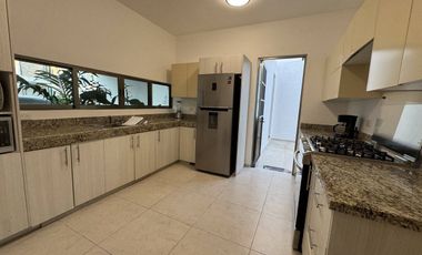 CASA EN RENTA COMPLETAMENTE AMUEBLADA, CONKAL YUC.