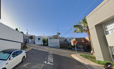 Casa ubicada en colonia Las Fuentes Chihuahua. con 5 recamaras y 325m2. A unos minutos del Fashion mall chihuahua.