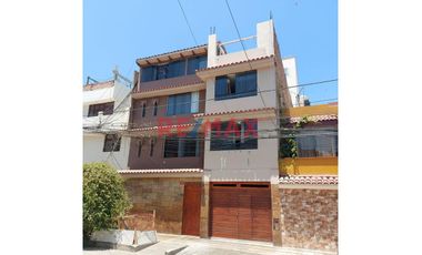 1123834 Venta De Casa De Con 8 Departamentos Para Inversionistas