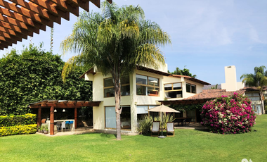 ¡¡¡FENOMENAL CASA A POCOS MINUTOS DEL CENTRO DE VALLE DE BRAVO!!!