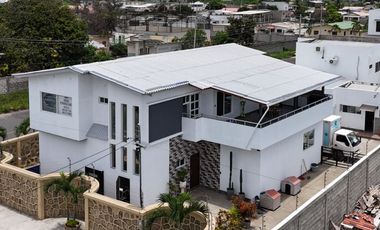 Salinas - Amplia casa moderna con piscina y terreno de 600 m2