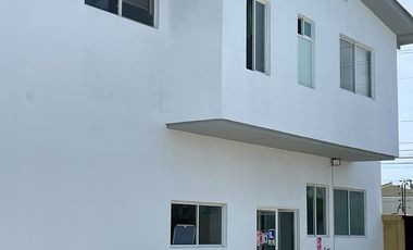 Salinas - Amplia casa moderna con piscina y terreno de 600 m2