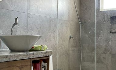 Salinas - Amplia casa moderna con piscina y terreno de 600 m2