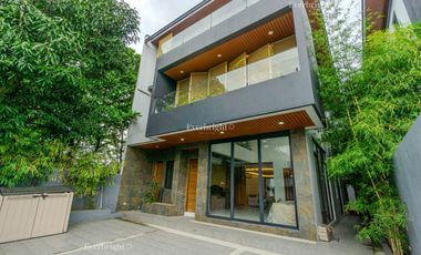 7BR HOUSE  & LOT; MULTINATIONAL VILLAGE - PARANAQUE CITY - FOR SALE / FOR RENT