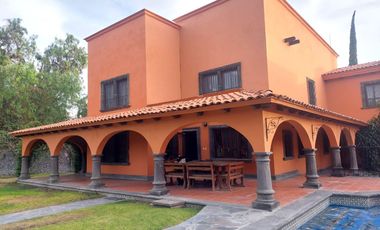 Residencia en Venta, tipo Colonial Mexicano, con excelentes acabados y amplios espacios