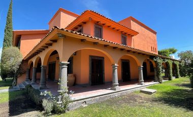 Residencia en Venta, tipo Colonial Mexicano, con excelentes acabados y amplios espacios