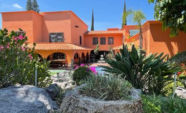 Residencia en Venta, tipo Colonial Mexicano, con excelentes acabados y amplios espacios