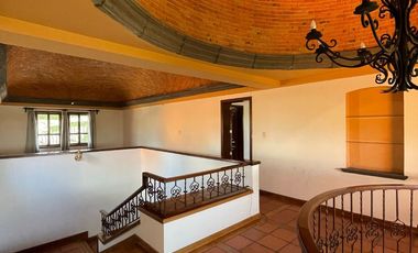 Residencia en Venta, tipo Colonial Mexicano, con excelentes acabados y amplios espacios