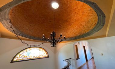 Residencia en Venta, tipo Colonial Mexicano, con excelentes acabados y amplios espacios