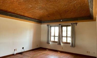 Residencia en Venta, tipo Colonial Mexicano, con excelentes acabados y amplios espacios