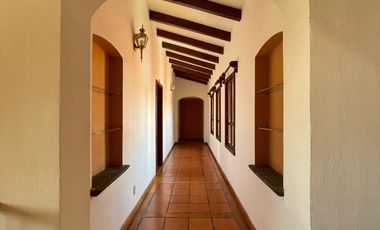 Residencia en Venta, tipo Colonial Mexicano, con excelentes acabados y amplios espacios