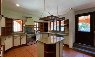 Residencia en Venta, tipo Colonial Mexicano, con excelentes acabados y amplios espacios