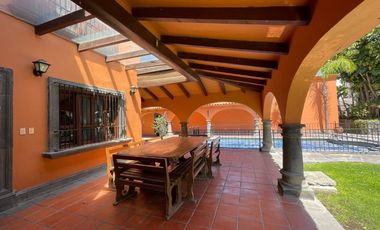 Residencia en Venta, tipo Colonial Mexicano, con excelentes acabados y amplios espacios
