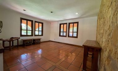 Residencia en Venta, tipo Colonial Mexicano, con excelentes acabados y amplios espacios