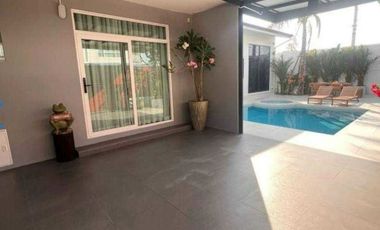 For sale: 2-storey twin house (decorated in a pool villa style) in the Q District Chaiyaphruek-Ratchaphruek with an English-style house from Q House,