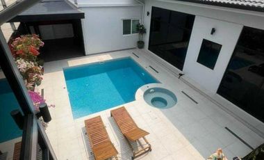 For sale: 2-storey twin house (decorated in a pool villa style) in the Q District Chaiyaphruek-Ratchaphruek with an English-style house from Q House,