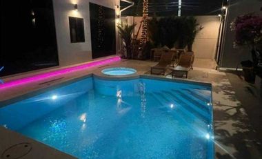 For sale: 2-storey twin house (decorated in a pool villa style) in the Q District Chaiyaphruek-Ratchaphruek with an English-style house from Q House,