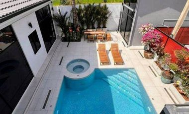 For sale: 2-storey twin house (decorated in a pool villa style) in the Q District Chaiyaphruek-Ratchaphruek with an English-style house from Q House,