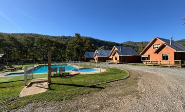 Complejo de cabañas turístico orilla pavimento camino termas de Chillan