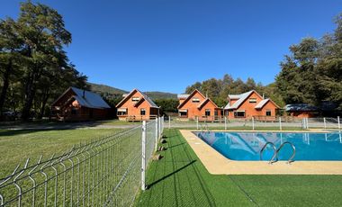 Complejo de cabañas turístico orilla pavimento camino termas de Chillan