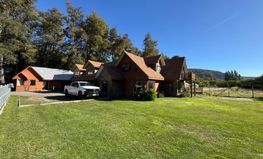 Complejo de cabañas turístico orilla pavimento camino termas de Chillan
