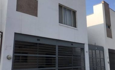Renta de bonita casa en Cumbres Elite sector Villas