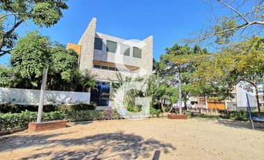 Casa en Venta en Cancun en Residencial Laguna Puerto Cancun con Roof Top