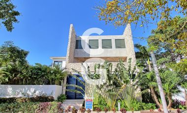 Casa en Venta en Cancun en Residencial Laguna Puerto Cancun con Roof Top