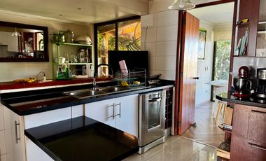 Amplia casa de 210 m2 5d 4b, Terreno 516m2 Jardines de Las Pircas Peñalolén.