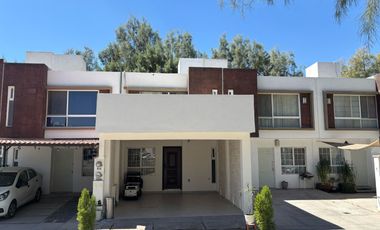 CASA EN VENTA EN CASTELLO RESIDENCIAL LEON GTO ZONA SUR UBICADA FRENTE ÁREA VERDE Y PÉRGOLA.