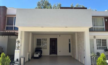 CASA EN VENTA EN CASTELLO RESIDENCIAL LEON GTO ZONA SUR UBICADA FRENTE ÁREA VERDE Y PÉRGOLA.