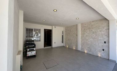 CASA EN VENTA EN CASTELLO RESIDENCIAL LEON GTO ZONA SUR UBICADA FRENTE ÁREA VERDE Y PÉRGOLA.