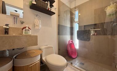 CASA EN VENTA EN CASTELLO RESIDENCIAL LEON GTO ZONA SUR UBICADA FRENTE ÁREA VERDE Y PÉRGOLA.