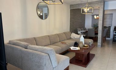 CASA EN VENTA EN CASTELLO RESIDENCIAL LEON GTO ZONA SUR UBICADA FRENTE ÁREA VERDE Y PÉRGOLA.
