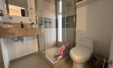 CASA EN VENTA EN CASTELLO RESIDENCIAL LEON GTO ZONA SUR UBICADA FRENTE ÁREA VERDE Y PÉRGOLA.