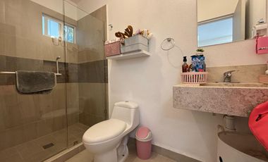 CASA EN VENTA EN CASTELLO RESIDENCIAL LEON GTO ZONA SUR UBICADA FRENTE ÁREA VERDE Y PÉRGOLA.