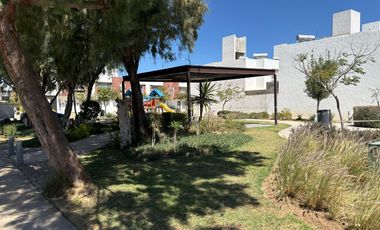 CASA EN VENTA EN CASTELLO RESIDENCIAL LEON GTO ZONA SUR UBICADA FRENTE ÁREA VERDE Y PÉRGOLA.